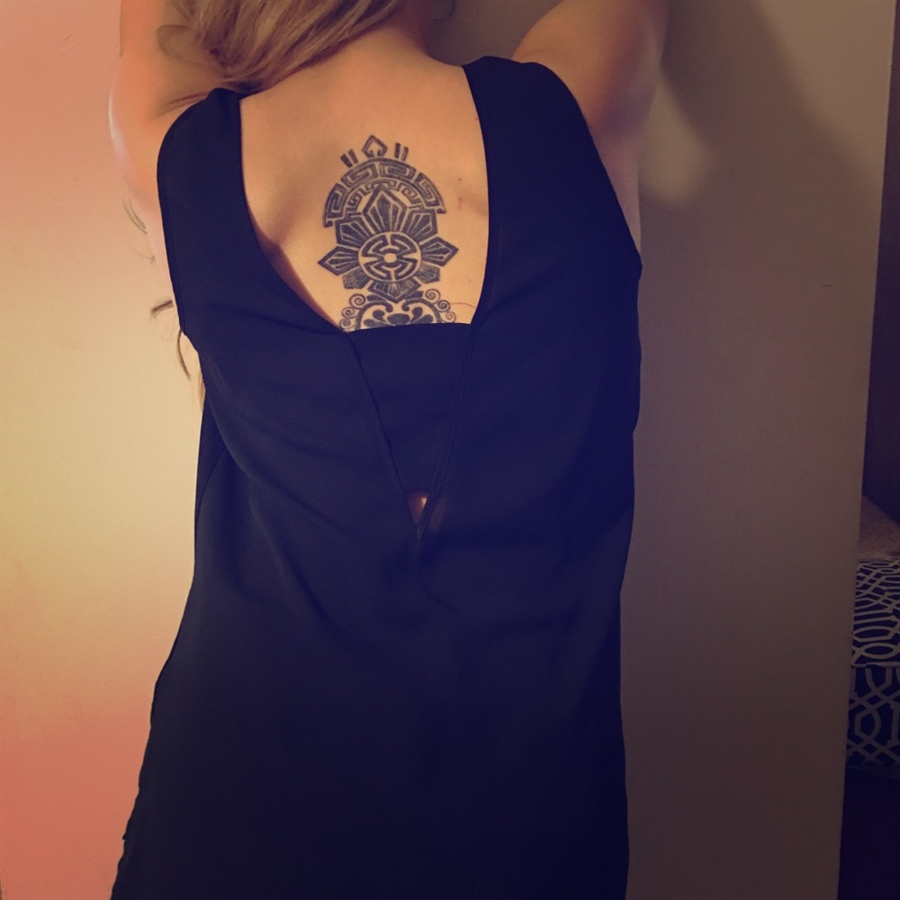 Express Keyhole Black Top